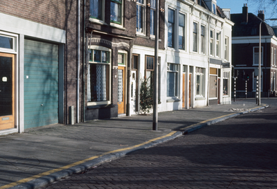 21405 Gezicht op de voorgevels van de panden Weerdsingel O.Z. 11-hoger te Utrecht.